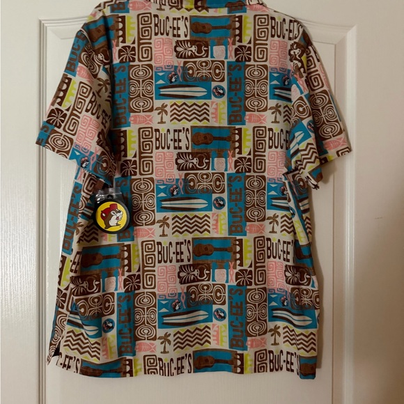 NWT Buc-ees Tiki Hawaiian Camp Shirt Size Medium - Picture 2 of 2